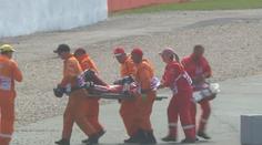 Děsivý pád v MotoGP! Motocykl hořel, Doviziosa odnášeli na nosítkách