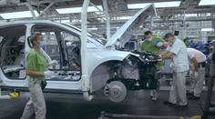 Automobilky drtí problémy s výrobou. Na nový vůz se čeká i dva roky