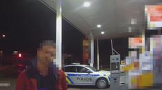 Poplival obsluhu benzínky, potom sedl opilý před policisty za volant
