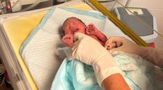 Malá Katrin pospíchala na svět. Narodila se v sanitce před obchodním centrem