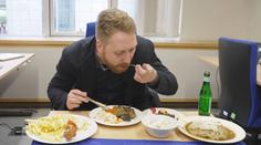 Myslím, že se nás tam snaží otrávit: Proč někteří europoslanci odmítají kantýnu v Bruselu