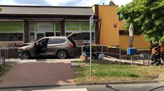 Řidička vyjela po schodech do obchodu. 2 děti skončily ve špitále