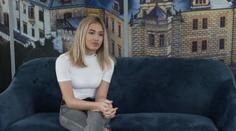 Karlos řeší údajnou milenku s policií. Dívka se stydí a chce se omluvit