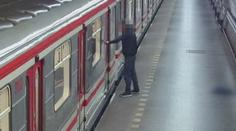 Muž si spletl soupravu metra s boxovacím pytlem. Zpacifikovala ho policie
