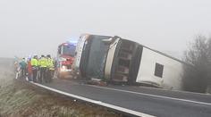 Autobus s dětmi havaroval u Blšan: 62 zraněných, vrtulník nemohl přistát