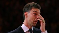 Gasol se neubránil slzám. Lakers vyvěsili jeho dres vedle Kobeho