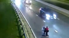 Sebevražedná jízda: S nákupním vozíkem a pytlem na hlavě kličkovala po dálnici!