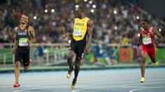 Závěr vypustil, pak se křenil na soupeře. Bolt prolétl do finále