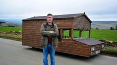 Angličan si přestavěl auto na pojízdnou chatu! GALERIE