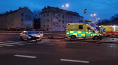 Vážná nehoda v Praze! Auto smetlo na křižovatce sanitku
