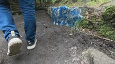 Vandal poničil skály v Českém ráji. Pátrá po něm policie