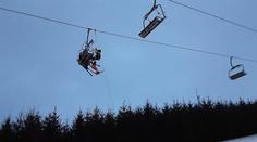 Ve ski areálu na Jihlavsku se zasekla lanovka. Hasiči zachránili 28 lidí