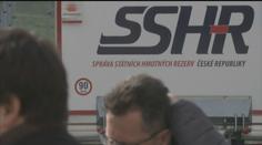 Armáda v noci rozvezla respirátory a roušky. Statisíce jich stále chybí