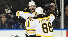 Pastrňák asistoval a Boston vyhrál. Pavelec střídal Lundqvista