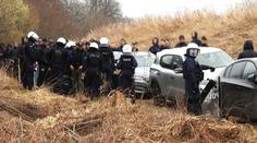 V lese se objevilo 80 mužů s kuklami. Tvrdili, že jdou na houby