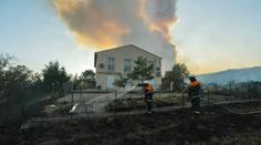 Zavřené dálnice a evakuace turistů. Na jihu Francie a Španělska se šíří ničivé požáry