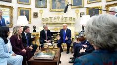 Fotografie Trumpa vyvolaly spekulace o jeho zdraví. Média řeší jeho kotníky
