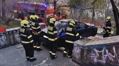 Řidič BMW se řítil protisměrem po Nuseláku, pak uvázl na schodech!