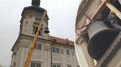 V Kutné Hoře začali s opravou zvonů. Pomohla jim těžká technika