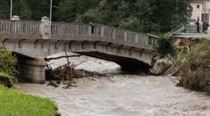 Slovinské cesty jsou kvůli vodě stále neprůjezdné. Pomoc pošle i Česko