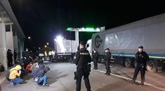Na dálnici D2 policisté zadrželi kamion, v návěsu našli desítky lidí!