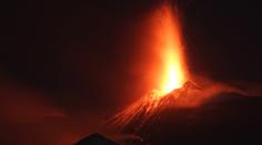 Etna ožila, vzduchem létalo kamení! Zranilo turisty i novináře