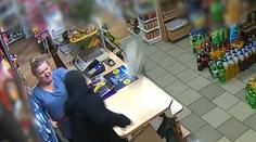 Zloděj v obchodě hrozil pistolí. Majitelka ho zpacifikovala mopem