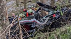 Zoufalá matka hledala syna. Ten ležel půl dne zaklíněný ve vraku auta