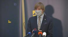 Vláda ruší zákaz volného pohybu, shromažďovat se smí víc lidí, může se do ciziny