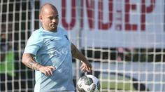 Z vítěze Ligy mistrů se stal pořádný tlouštík! Sneijder ukázal svůj pupek
