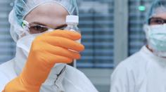 Pfizer vyrobí méně vakcíny, než se čekalo! Británie začne očkovat dříve