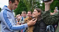 Murray se triumfálně vrátil domů, ve Skotsku ho vítali i psi