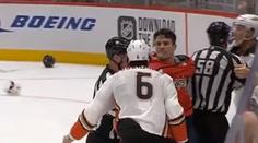 Nechutný útok Vránova parťáka: Protihráči v NHL plivl do obličeje!