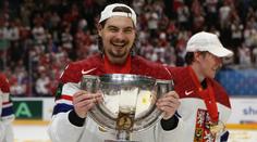 Po zlatém MS i svatba. Další hokejový šampion z Prahy se oženil