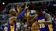 Bryant se konečně mohl smát. Dal 31 bodů a Lakers vyhráli