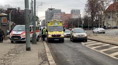 Auto v Praze srazilo dvě dívky, kolem zrovna jela sanitka