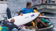 Kousek od tragédie. Australský surfař se na olympiádě málem utopil