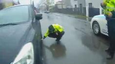 Před policií se schoval pod auto. Muž měl v Ostravě krást stroj Technických služeb