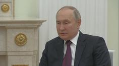 VIDEO: Putinovi se křečí rozklepaly nohy. Na jednání se nedokázal soustředit