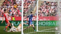 V Gironě se kopaly tři penalty, Krejčí se raduje z výhry. Barca přejela Alavés