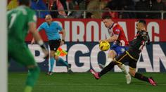 Girona zvládla dohrávku s Vallecanem, v tabulce znovu přeskočila Barcelonu