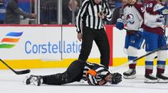 Strach o sudího v NHL. Po kontaktu s hráčem opouštěl led na nosítkách
