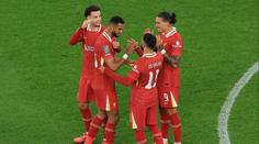 Liverpool a Arsenal jdou po jasných výhrách dál. Za Gunners dal góly megatalent