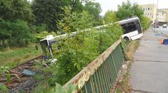 Řidiči, který měl způsobit nehodu autobusu ve Varech, hrozí vězení. Byl opilý