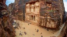 Petru plnou turistů zasáhla blesková povodeň. Žena a dítě zemřely, byli tam i Češi