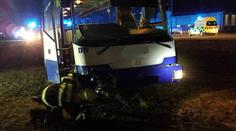 Autobus se srazil s autem a skončil v poli. Třináct zraněných!