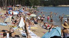 Jezero Lhota si zakládá na čistotě vody. Dřív tam naháči "bojovali" proti komunismu