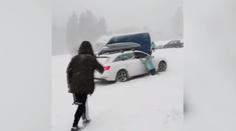 Auto holýma rukama nezastavíte. Jak jezdit na sněhu a náledí?