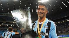 První zápas, první trofej. Suárez se uvedl v novém působišti hattrickem za poločas