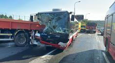 Nehoda autobusu v Praze. Srazil se s náklaďákem, 12 lidí je zraněných